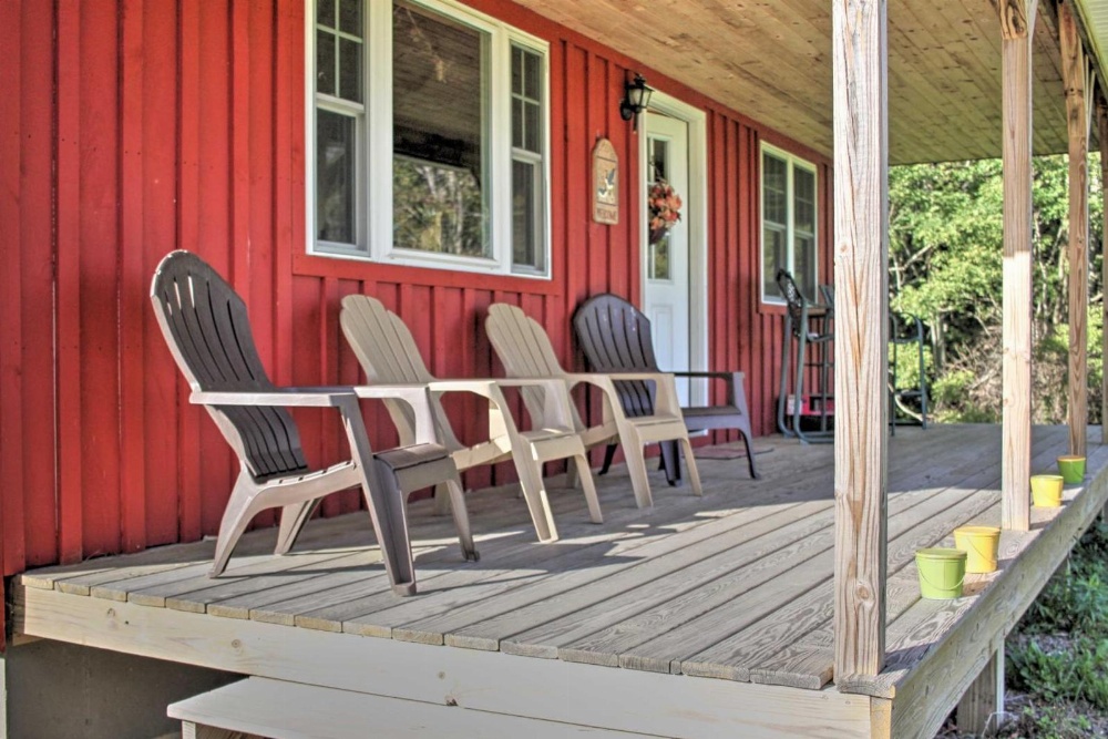 Rural Farmhouse Cabin on 150 Private Wooded Acres! Main image